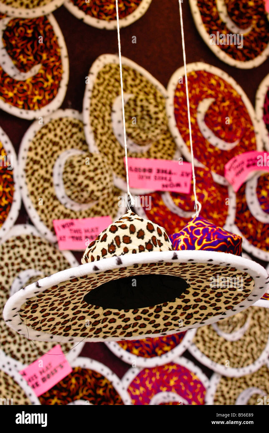 Laut Leopard gehäutet Hüte hängen von Zeichenfolgen auf einem Jahrmarkt. Stockfoto
