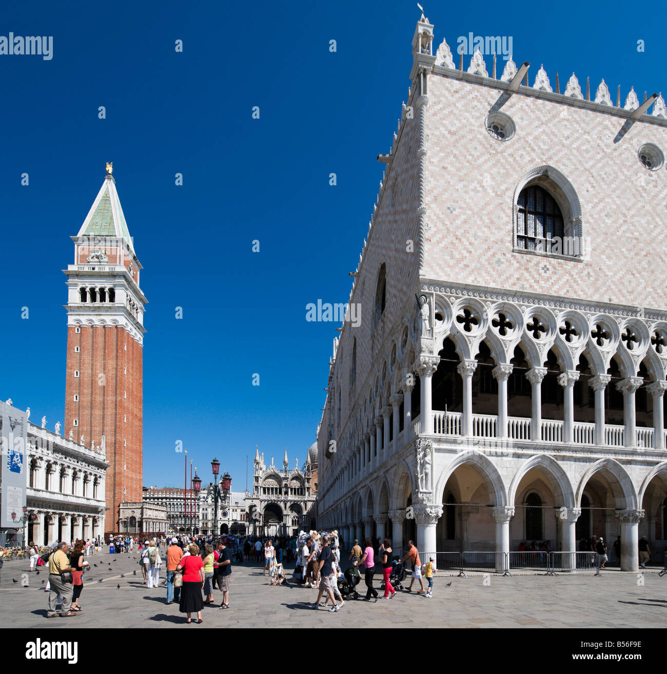 Der Campanile und den Palazzo Ducale mit der Basilika im Hintergrund, Piazzetta, San Marco, Venedig, Veneto, Italien Stockfoto