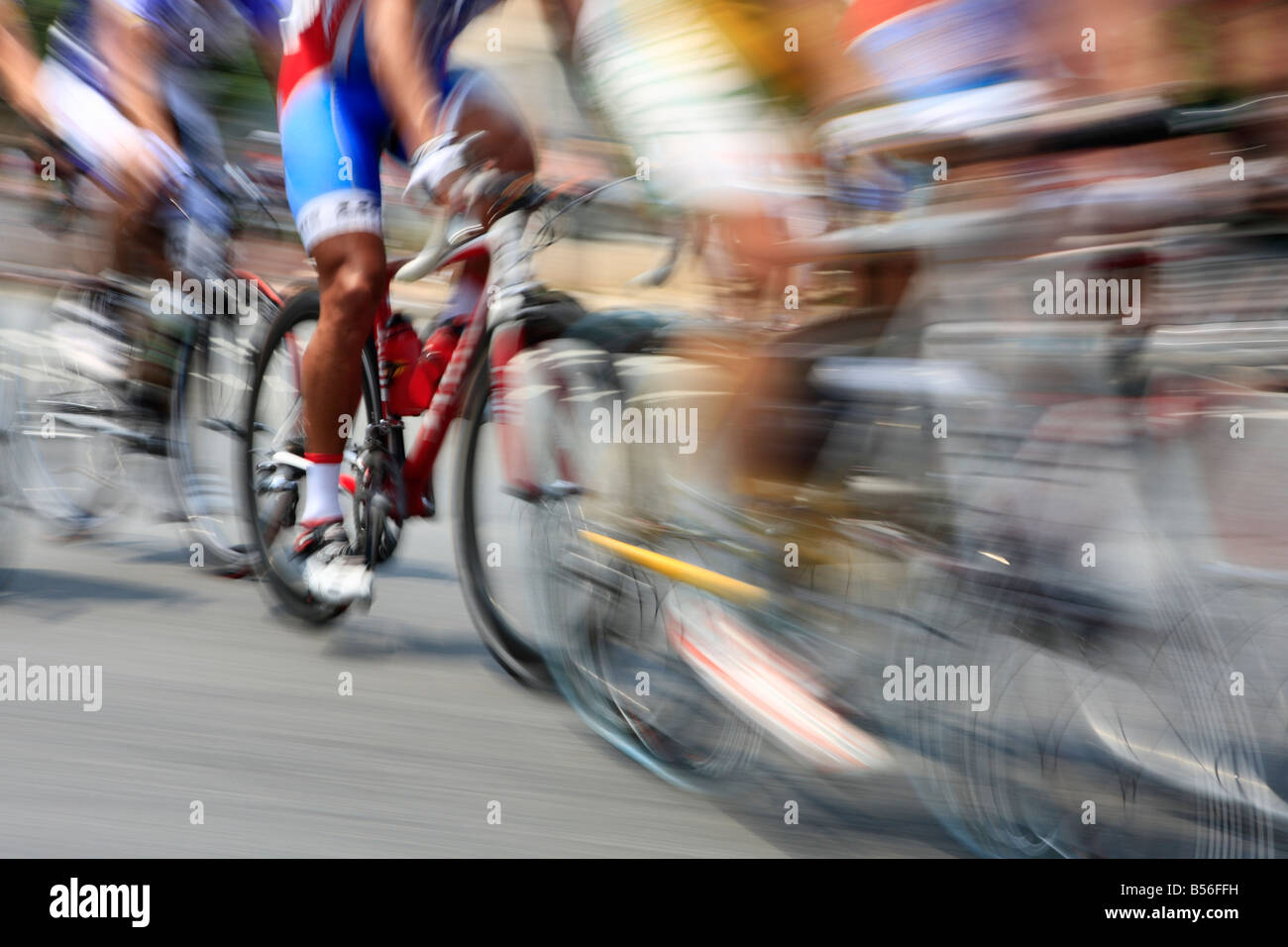Pan Unschärfe der Beschleunigung Fahrrad Racer während eines Wettkampfes Straße Rennen. Stockfoto