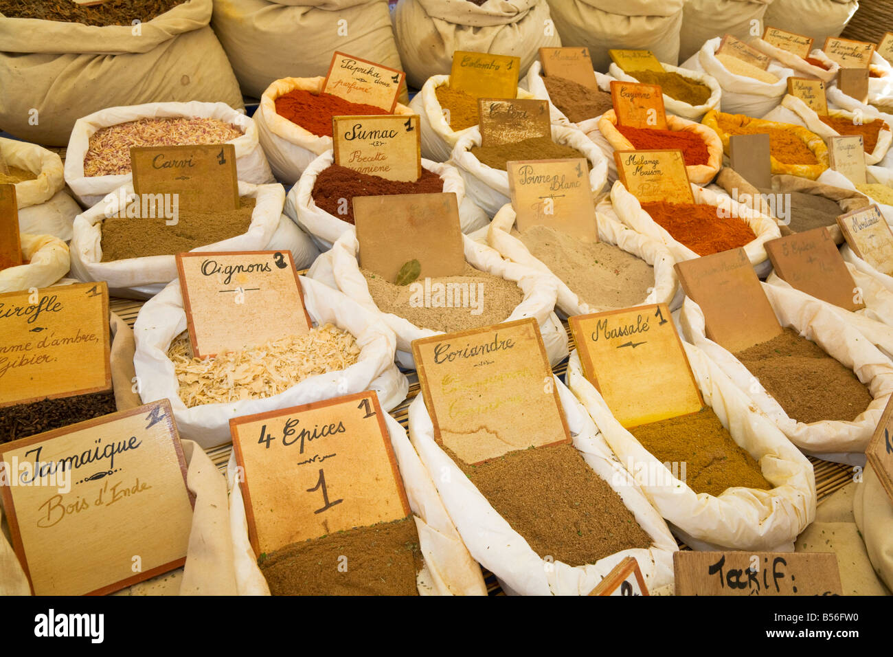 Eine Vielzahl von Gewürzen wird angeboten auf einem Bauernmarkt in Sainte-Maxime an der Cote d ' Azur / Provence Stockfoto
