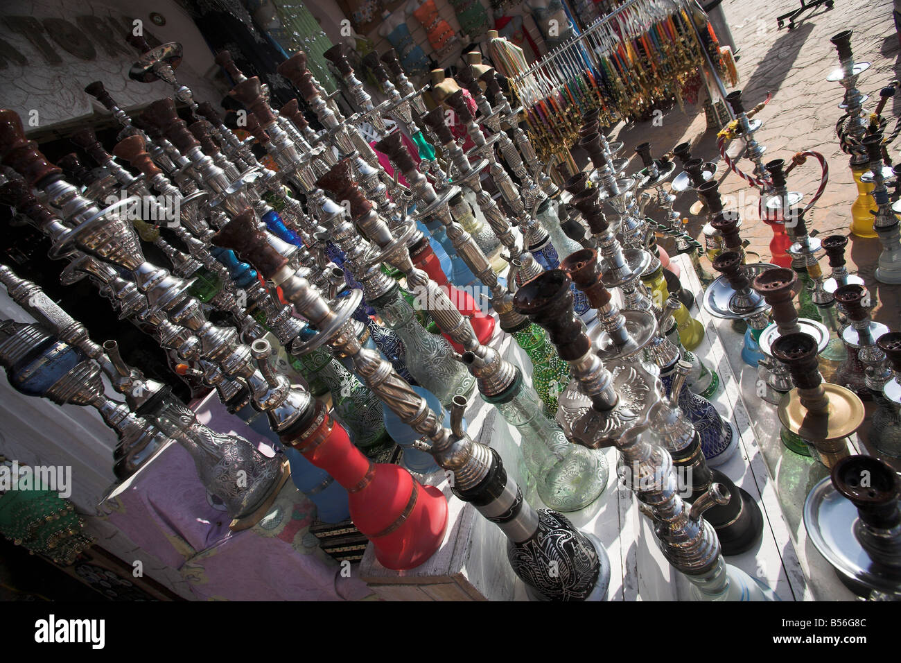 Ein Souvenir-Shop eine große Auswahl an Wasserpfeifen Shisha Wasserpfeife in Dahab im südlichen Sinai in Ägypten anzeigen. Stockfoto