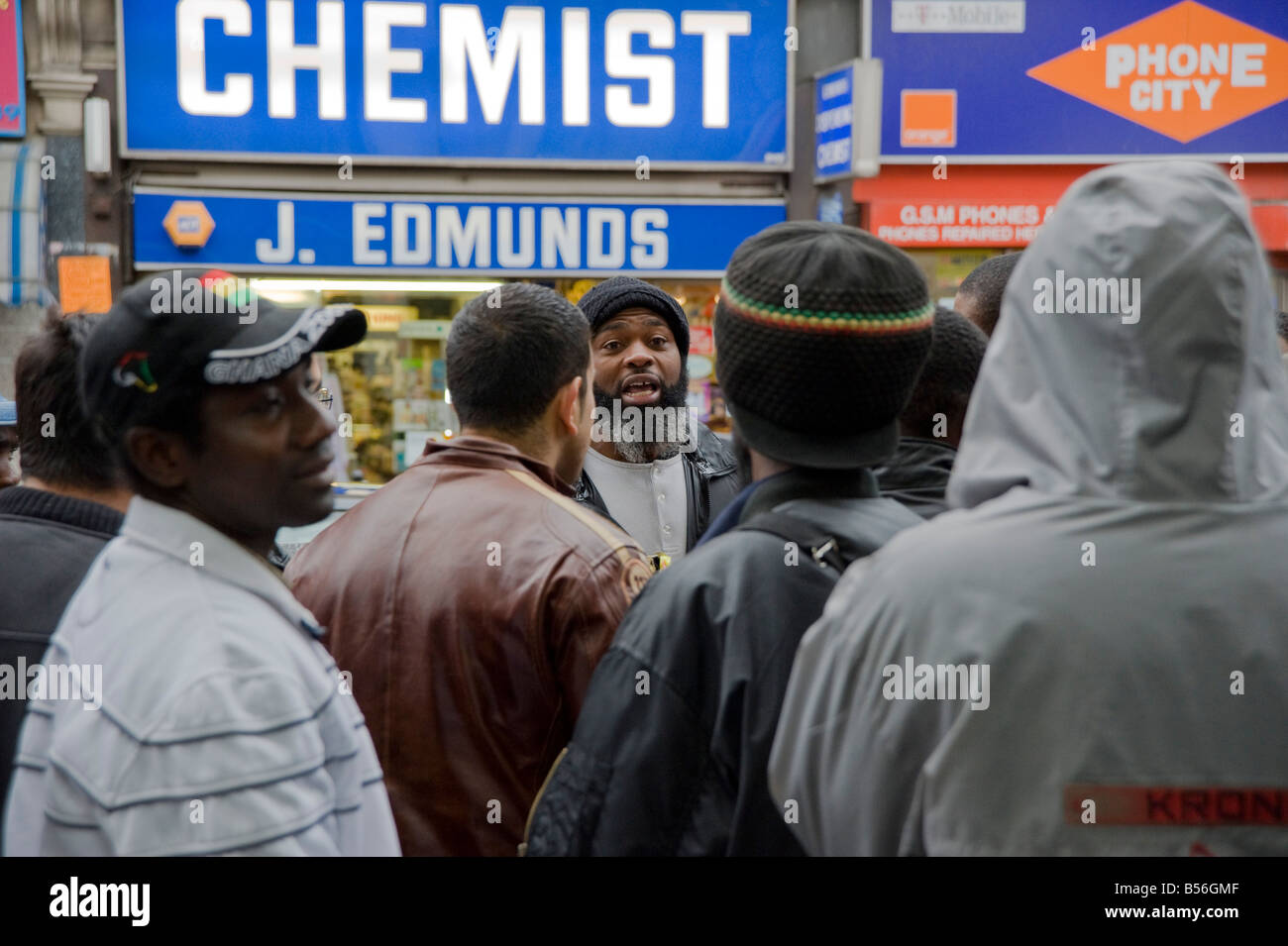 Ein muslimischer Prediger Predigt zu einer Masse von Menschen vor Ort, auf den Straßen von Dalston Hackney East London Stockfoto