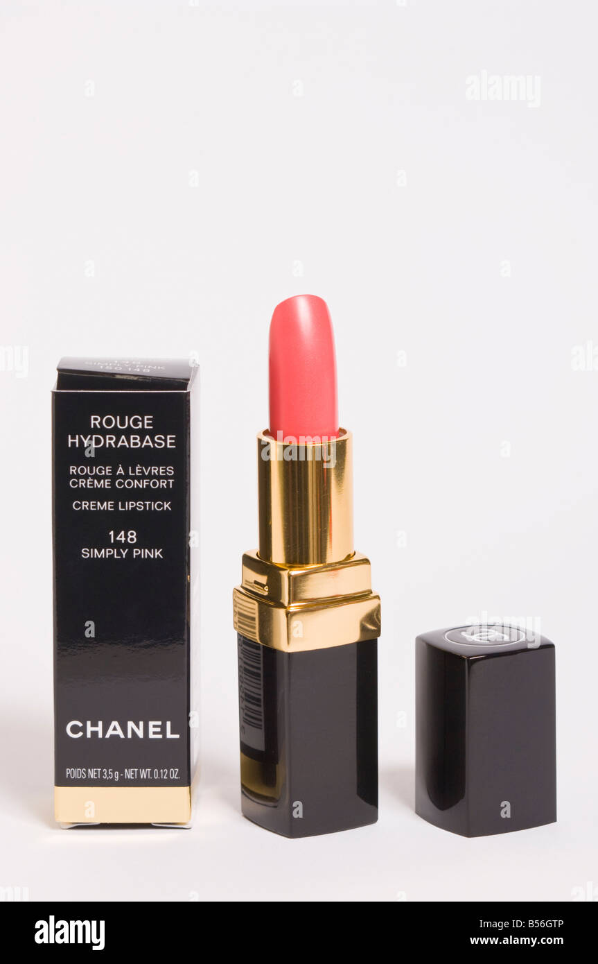 Chanel einfach rosa Rouge Hydrabase hochwertigen teuren Designer Lippenstift auf weißem Hintergrund Stockfoto