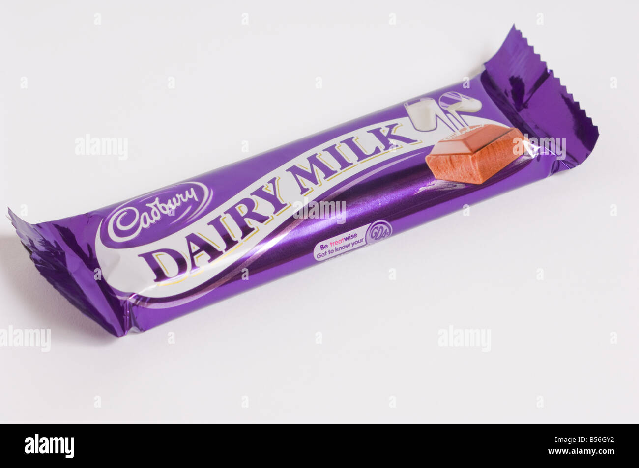 Cadbury Dairy Milk Chocolate Bar auf weißem Hintergrund Stockfoto