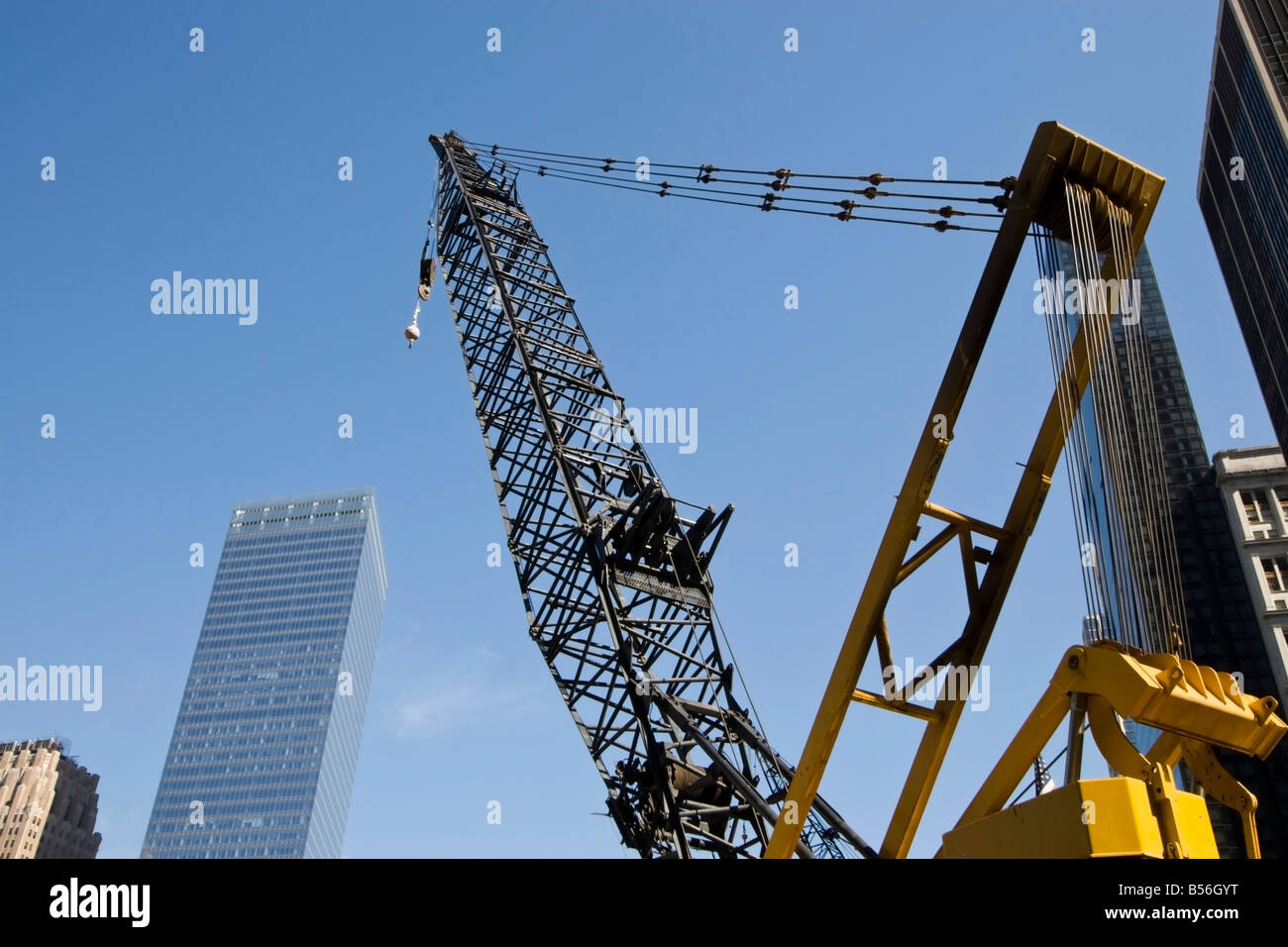 Ein Kran ist auf dem Gelände des World Trade Center in New York gesehen. Stockfoto