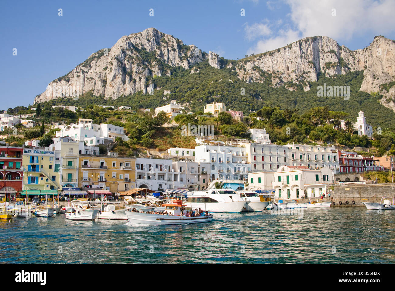 Blick auf Hafen, Gebäude und Berge aus dem Meer, Marina Grande, Capri, Italien Stockfoto