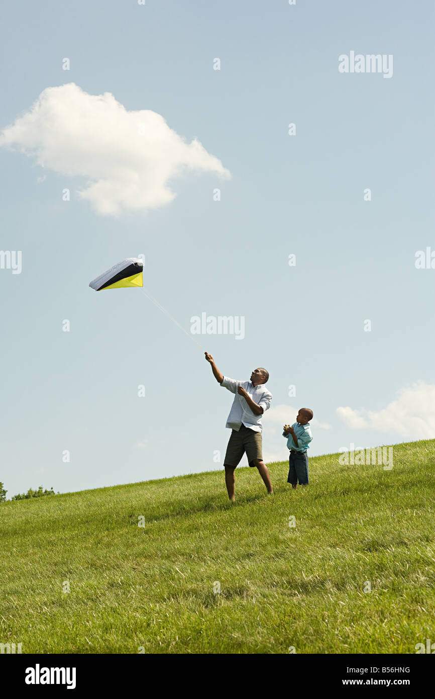 Vater und Sohn mit kite Stockfoto
