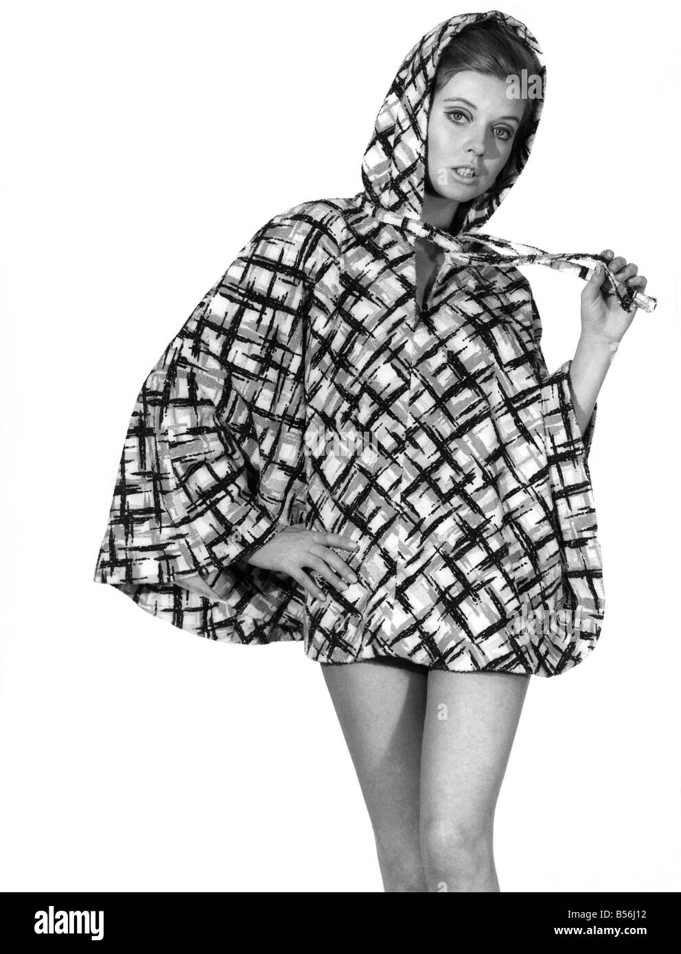Frau trägt überprüft Jumper. Tagwache Moden. Maureen Walker. April 1967 P008532 Stockfoto