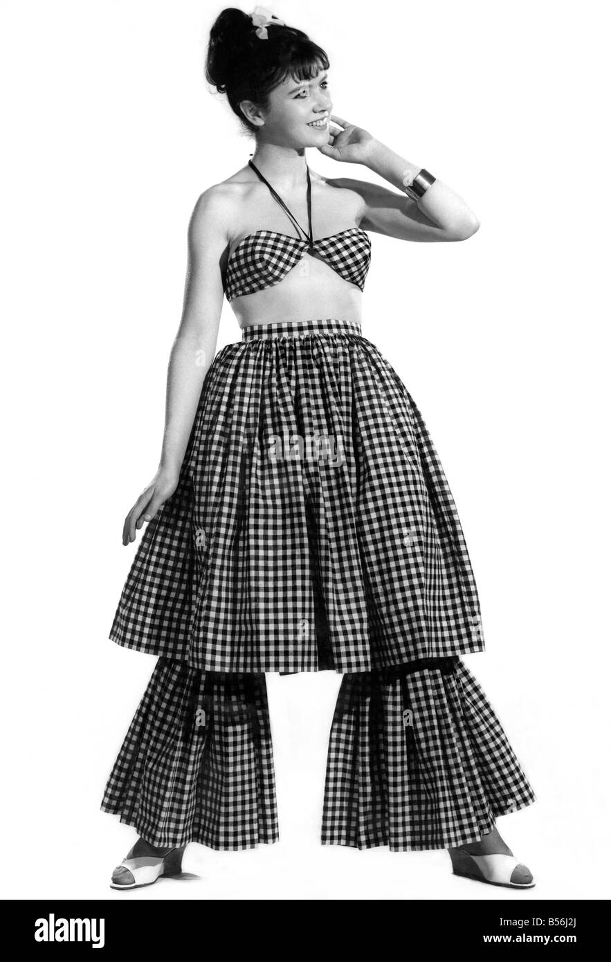 Frau mit ausgestelltem, überprüft Kleid. Tagwache Moden. Rosemary Bell. April 1962 P008849 Stockfoto