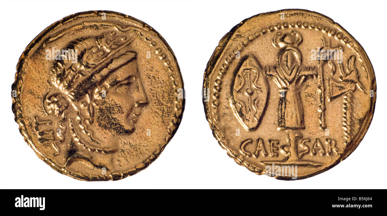 Gold Roman Aureus Coin (Nachbau). Julius Caesar, 48-47BC. Avers: Frauenkopf, wohl Venus. Revers: Trophäe der gallischen Waffen Stockfoto