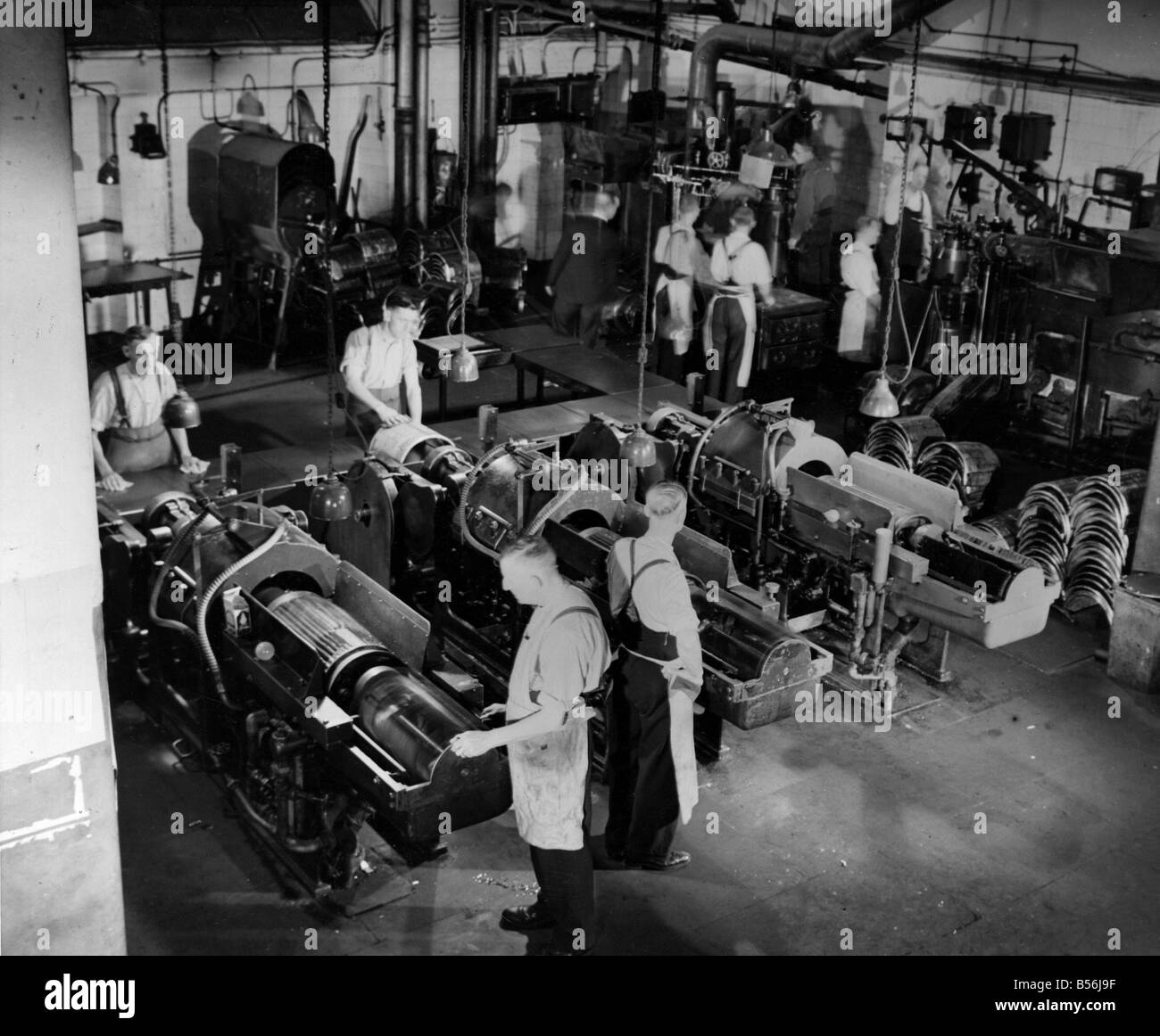 Der Daily Mirror Platte Raum wo die Seiten des Papiers in Roheisen Platten erstellt werden, die dann zu den Druckmaschinen befestigt sind. Mai 1956; P044536 Stockfoto