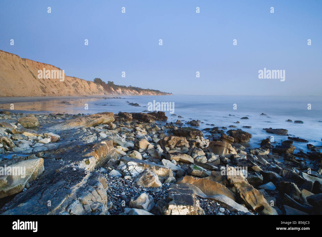 Felsiger Strand in Santa Barbara Stockfoto