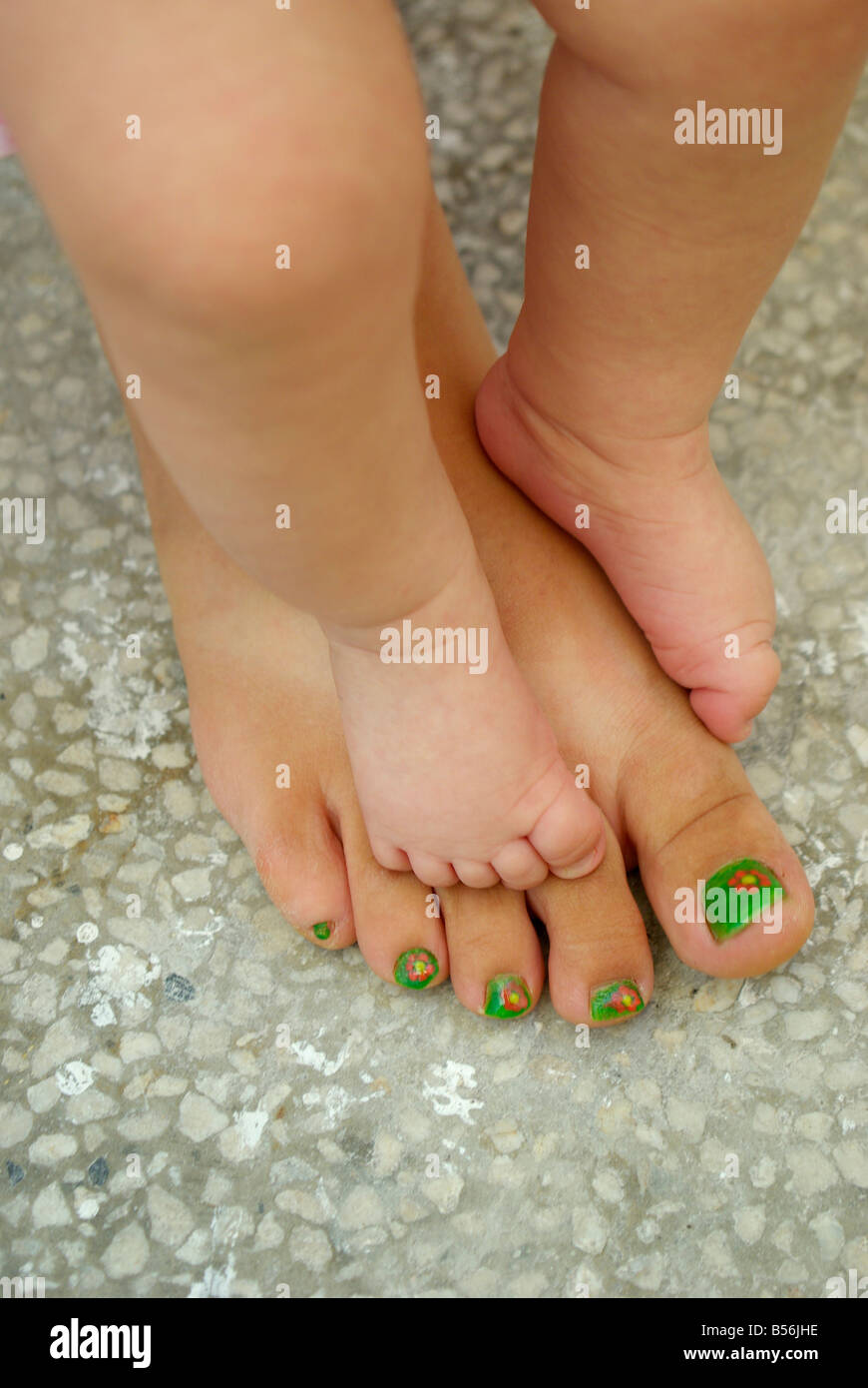 Ein Kind Blütenstiel Bein von Mama Stockfoto