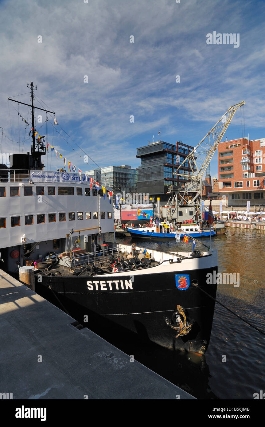 Der neue Hafen für Traditionsschiffe im Sandtorhafen in der Harbourcity "Hafencity" in Hamburg, Deutschland mit alten historischen Schiffen Stockfoto