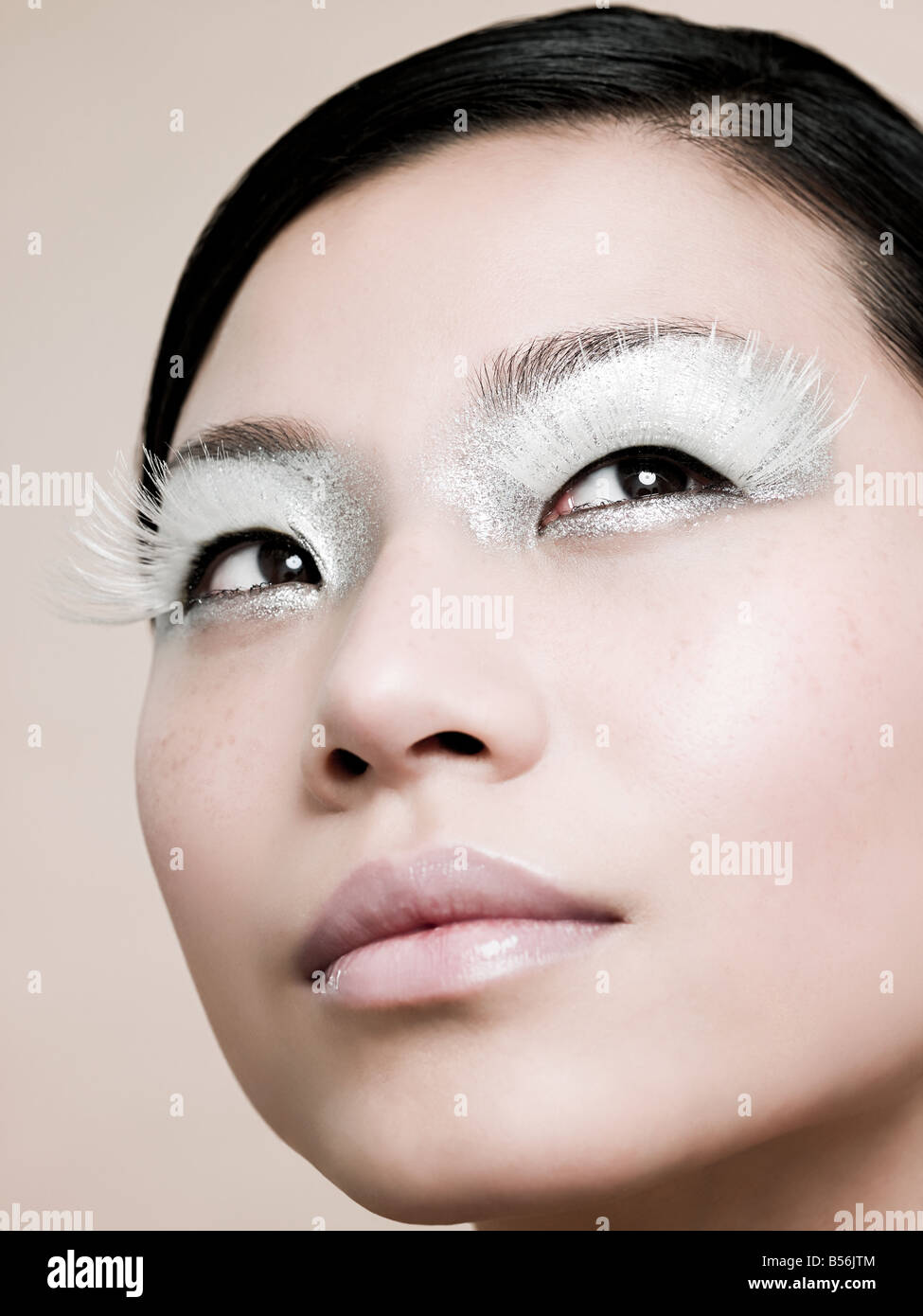 Eine junge Frau trägt weiße Wimpern Stockfotografie - Alamy