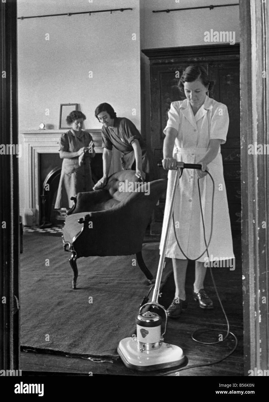 Das nationale Institut des Houseworkers. Elektrische Bohnermaschine demonstriert. September 1947 P009134 Stockfoto