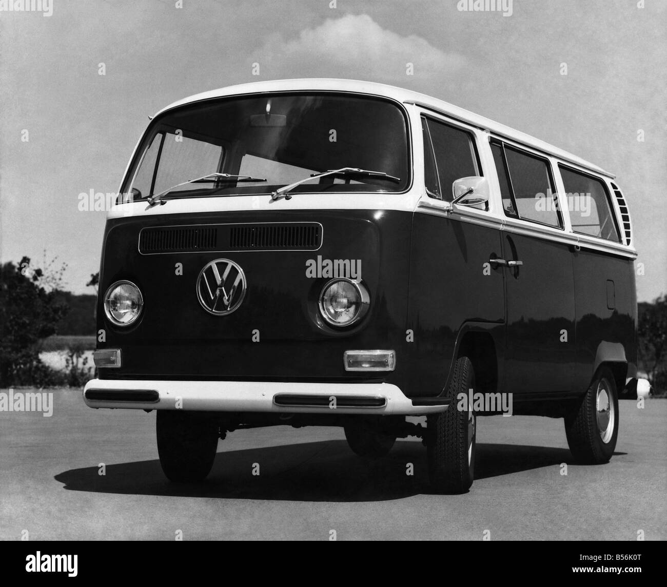 Die 1971 Volkswagen Microbus: Extra-Power, bessere Bremsen und verbesserte Straßenlage sind die Hauptmerkmale des 1971 Volkswagen Stockfoto