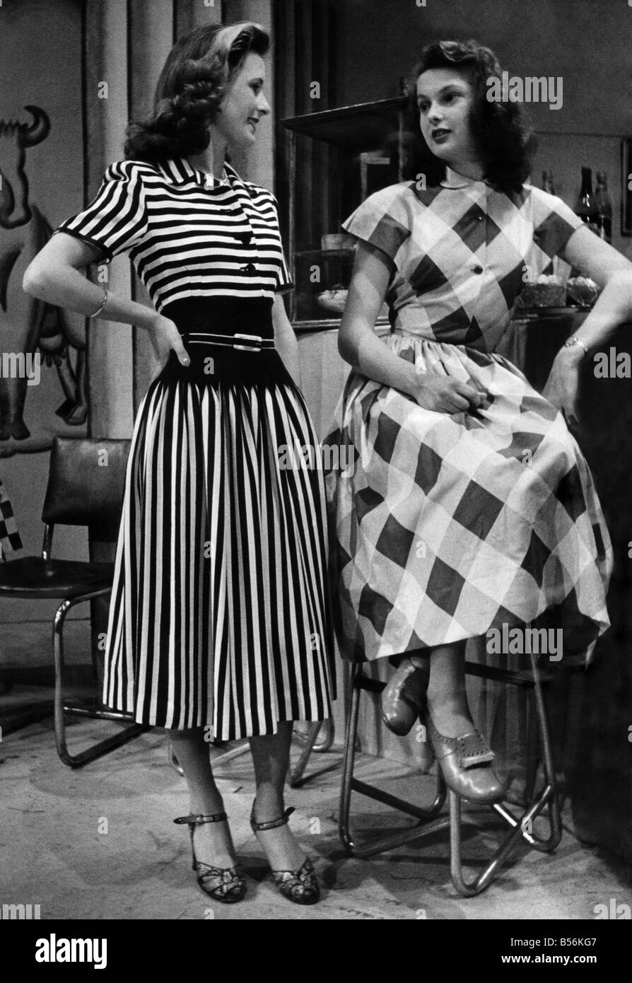 Audreywearing ein braun-weiß gestreiften Kleid. &#13; &#10; Rita in einem großen Karo-Muster. &#13; &#10; März 1948 &#13; &#10; P008613 Stockfoto