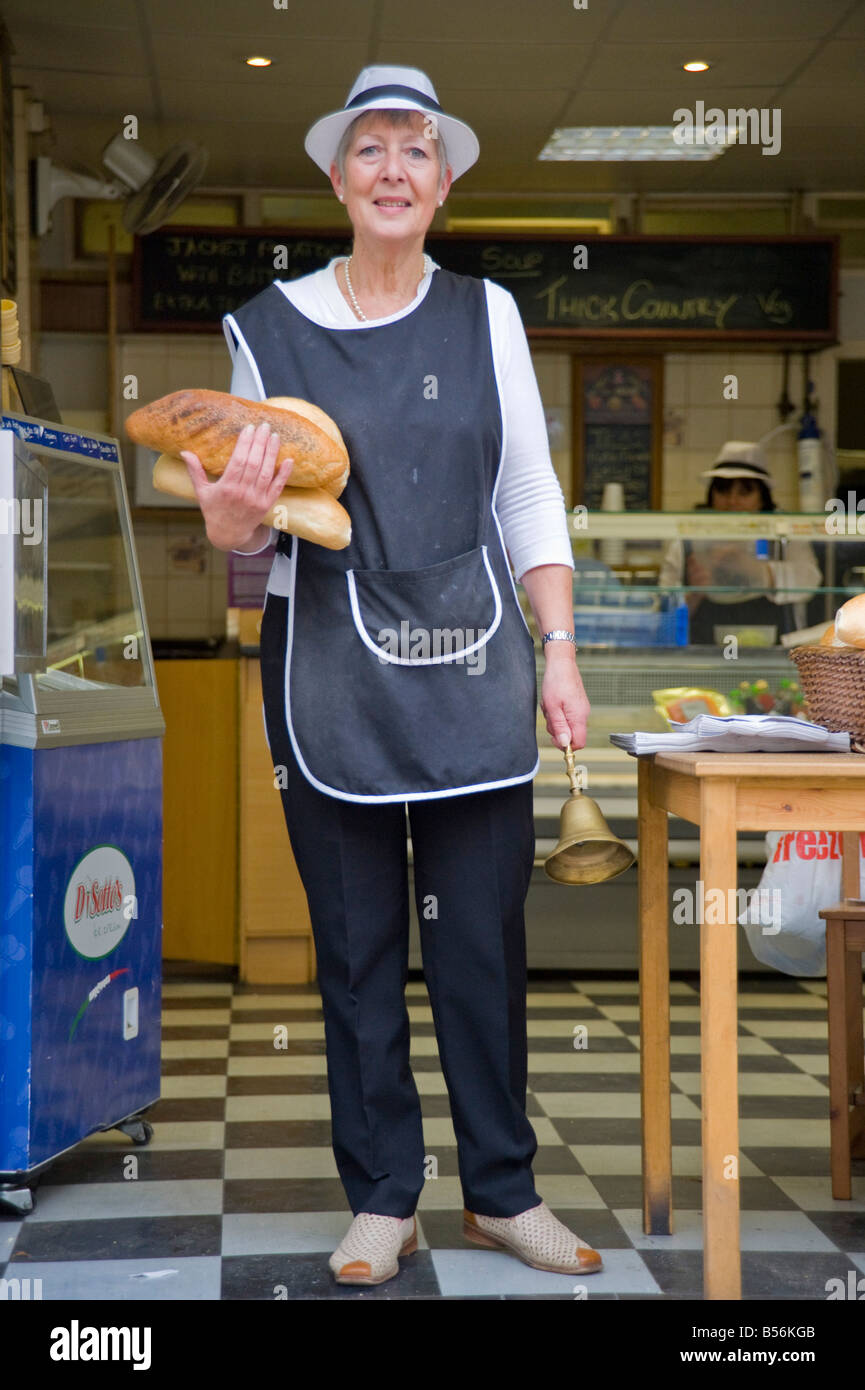 Eine Frau steht in der Tür eines Brot-Shop auf Hoxton Markt Brot verkauft. Stockfoto