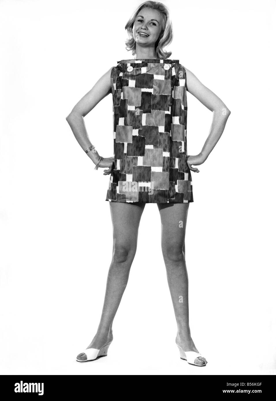 Modell Wendy Tripp gemusterten ärmelloses Minikleid tragen. &#13; &#10; Juli 1961 &#13; &#10; P008772 Stockfoto