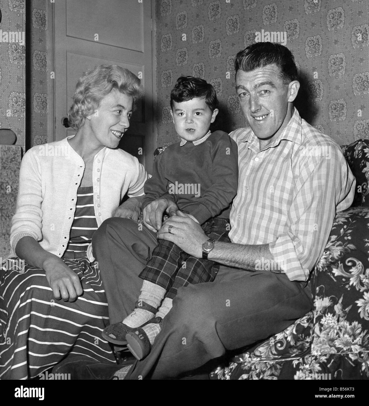 Sheffield Mittwoch Tor erzielte veteran Mittelstürmer Roy Shiner, unterzeichnet von Hull, zu Hause gestern (Freitag) mit seiner Frau Maureen und Sohn Michael. Oktober 1959; P009929 Stockfoto