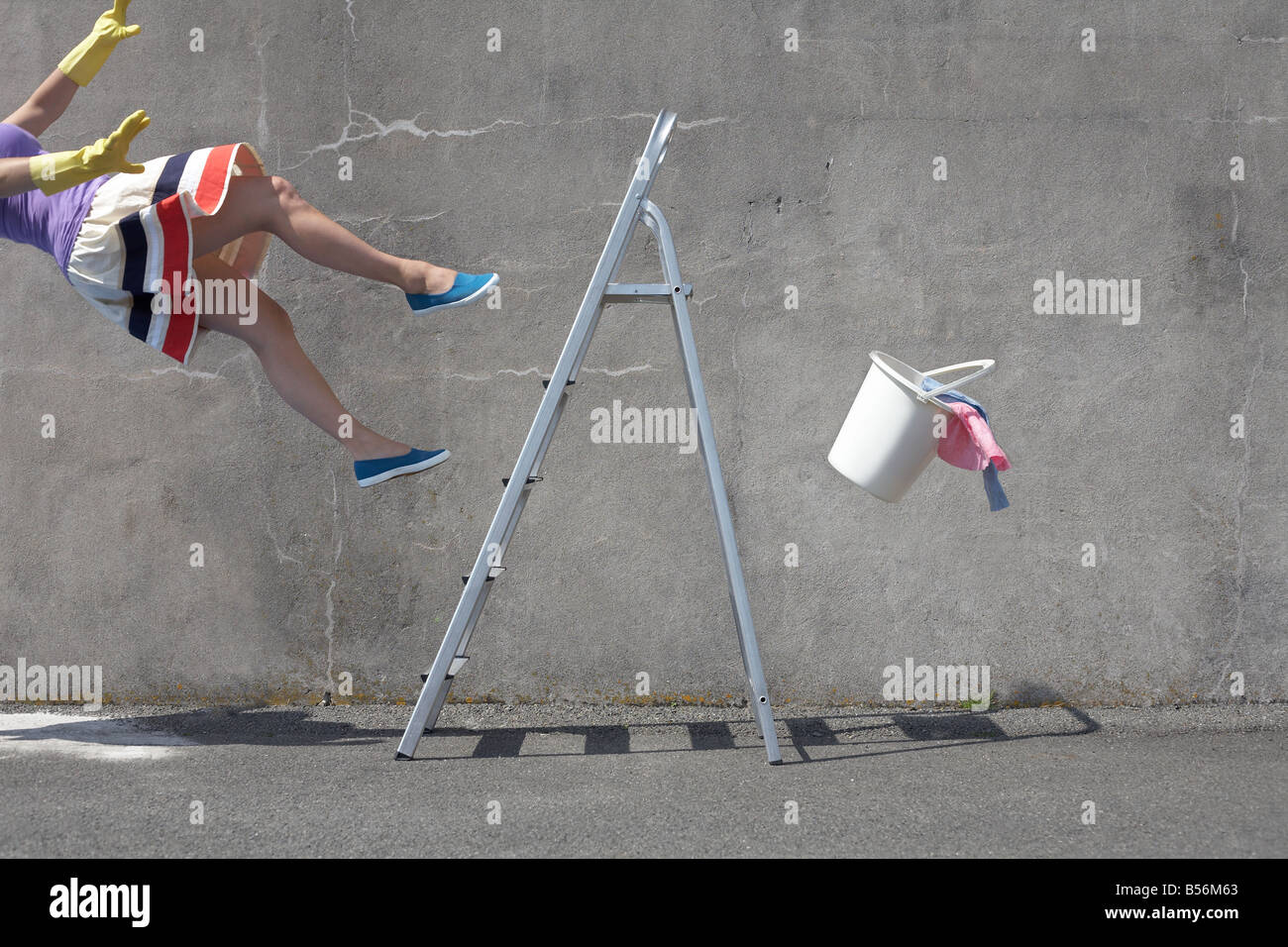 Woman falling ladder Fotos und Bildmaterial in hoher Auflösung Alamy