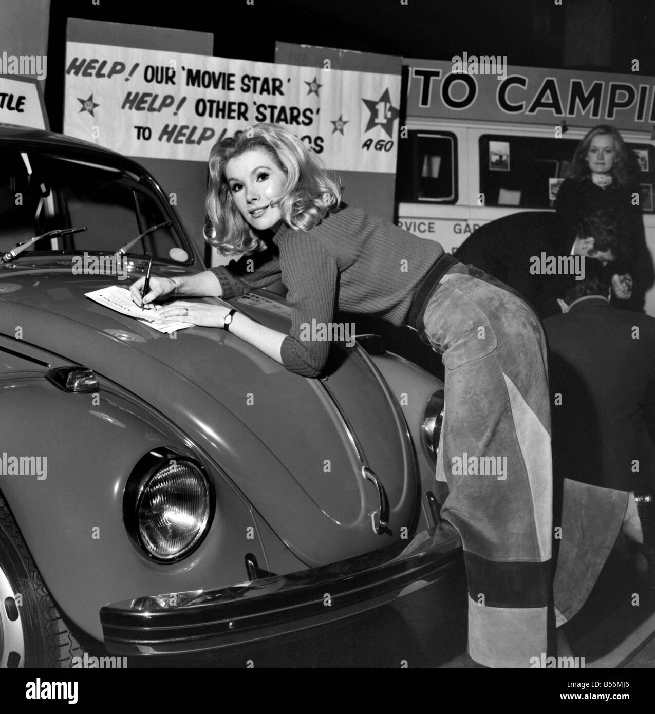 Der 12. jährliche Camping und Outdoor-Leben und Reisemesse in Empire Hall in Olympia, London, Susan Hampshire war der Verkauf von Tickets an 1-Schilling - der Preis wird ein VW-Käfer Wert £850 plus Steuern und Versicherung für das Jahr. Dezember 1969; Z12520-007 Stockfoto