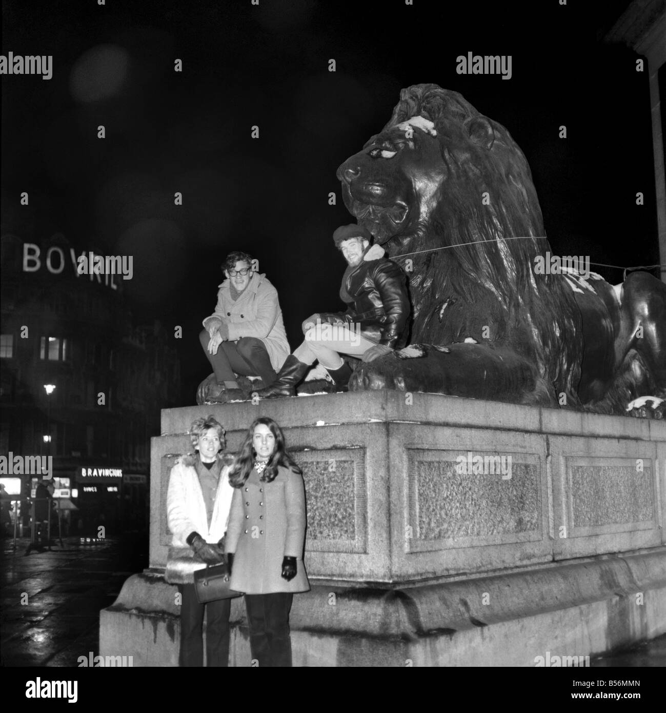 Zwei Neuseeländer Brüder trafen sich heute Morgen am Fuße des Nelson Säule auf dem Trafalgar Square um 10:00. Einen Bruder Neuseeland am 18. Oktober mit seiner Frau verlassen und reiste nach London durch die Vereinigten Staaten; der andere Bruder Neuseeland mit seiner Freundin am 26. November verließ und reiste über die Philippinen und in ganz Russland nach England. Die beiden Brüder sind jetzt Notizen über Russland und Amerika in New Zealand Haus, Haymarket vergleicht. Dezember 1969 Z12532-002 Stockfoto