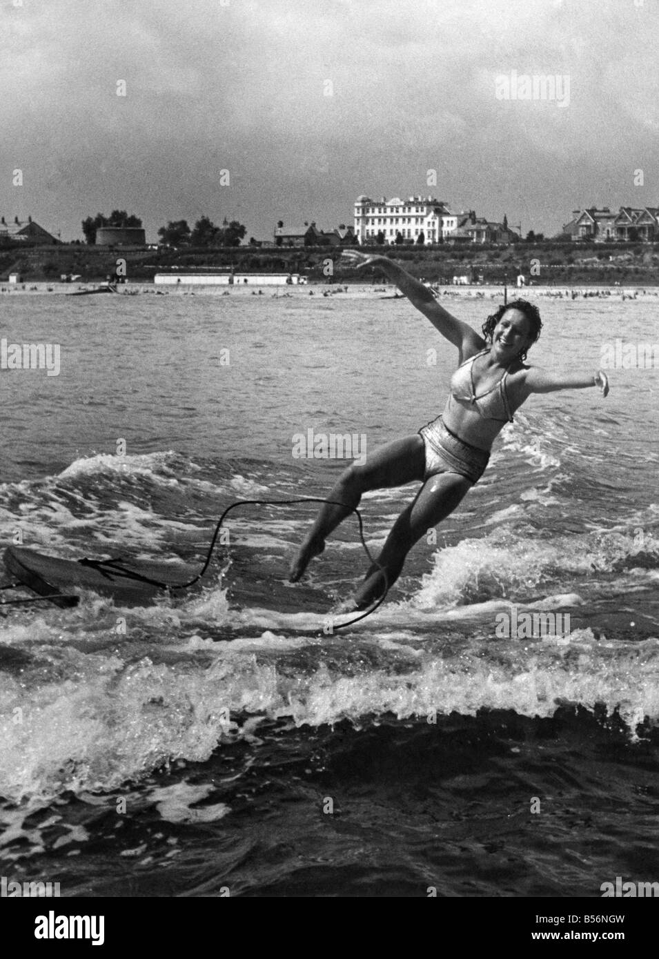 Die Speed-Boot war zu schnell für die Skifahrer und hat das Seil loslassen.  P009972 Stockfoto