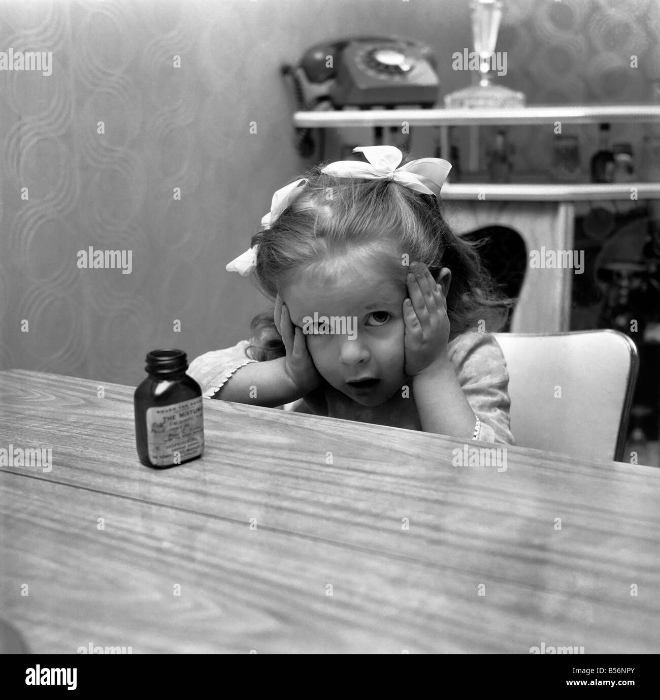 Kinder: Ein junges Mädchen mit einer leeren Flasche Pillen, die sie früher bei der Weihnachtsfeier geschluckt hatte und wurde ins Krankenhaus eingeliefert. Dezember 1969 Z12376-001 Stockfoto