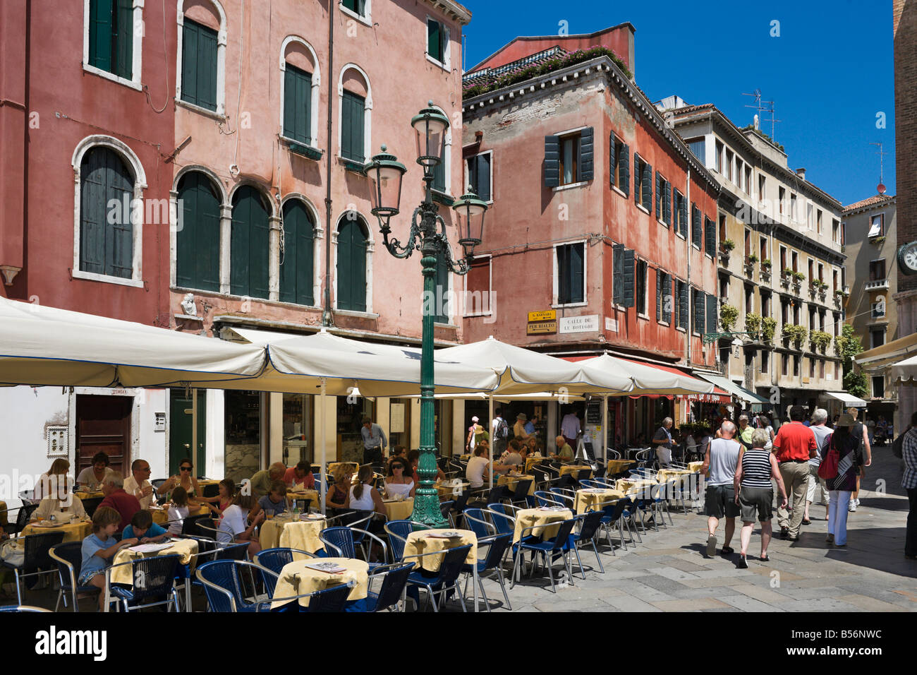 Restaurant in Campo Santo Stefano im Bezirk von San Marco, Venedig, Veneto, Italien Stockfoto