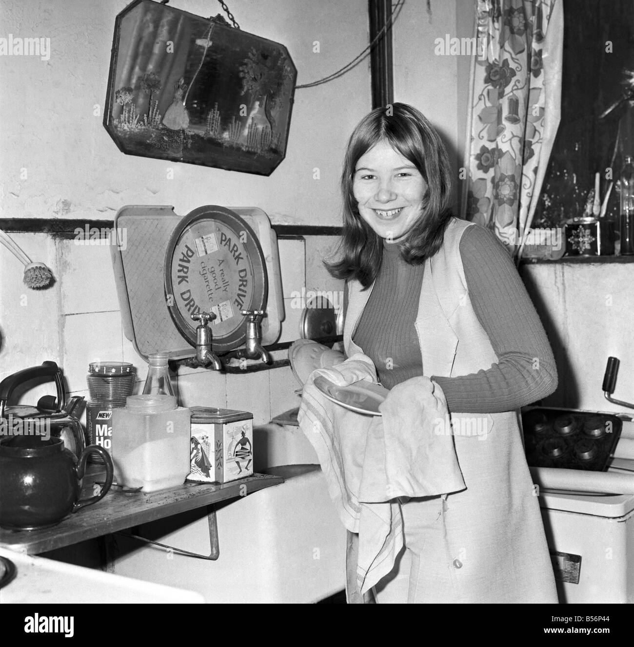 Häuslichen Lebens: Teenager Jeanette Green Hausarbeit bei ihr zu Hause - hier in der Küche abwaschen. Dezember 1969 Z12556 Stockfoto