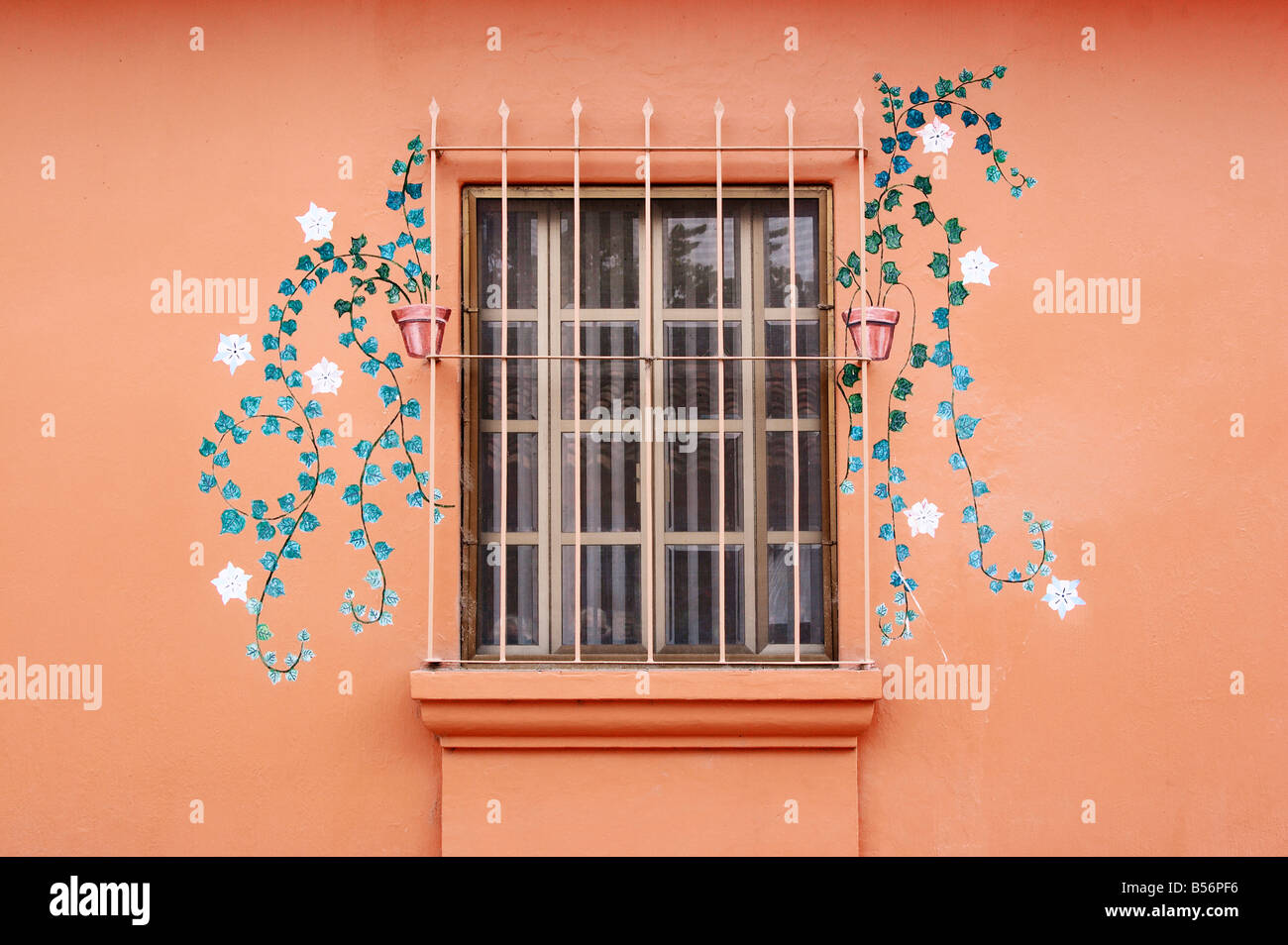 Ein vergittertes Fenster dekoriert mit Handmalerei auf eine Casa in Ajijic Mexiko Stockfoto