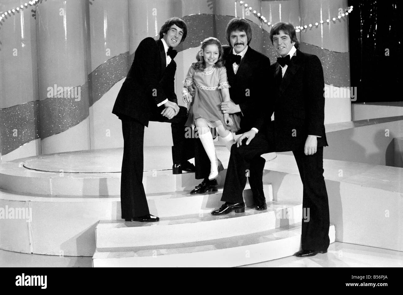 Lena Zavaroni in der Junggesellen Show. Lena Zavaroni 10 Jahre alt hat eine Schulstunde in der Make-up-Raum der BBC Theatre London Stockfoto