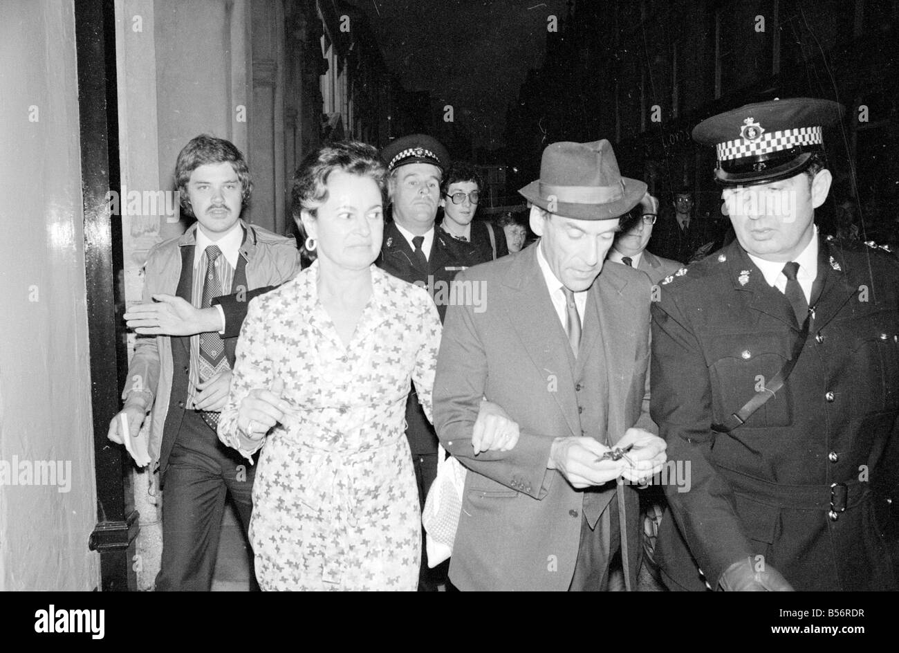 Liberale Parteichef Jeremy Thorpe verlassen seiner Parteizentrale in Barnstable Devon mit Polizei-Eskorte August 1978 78 3976 002 Stockfoto
