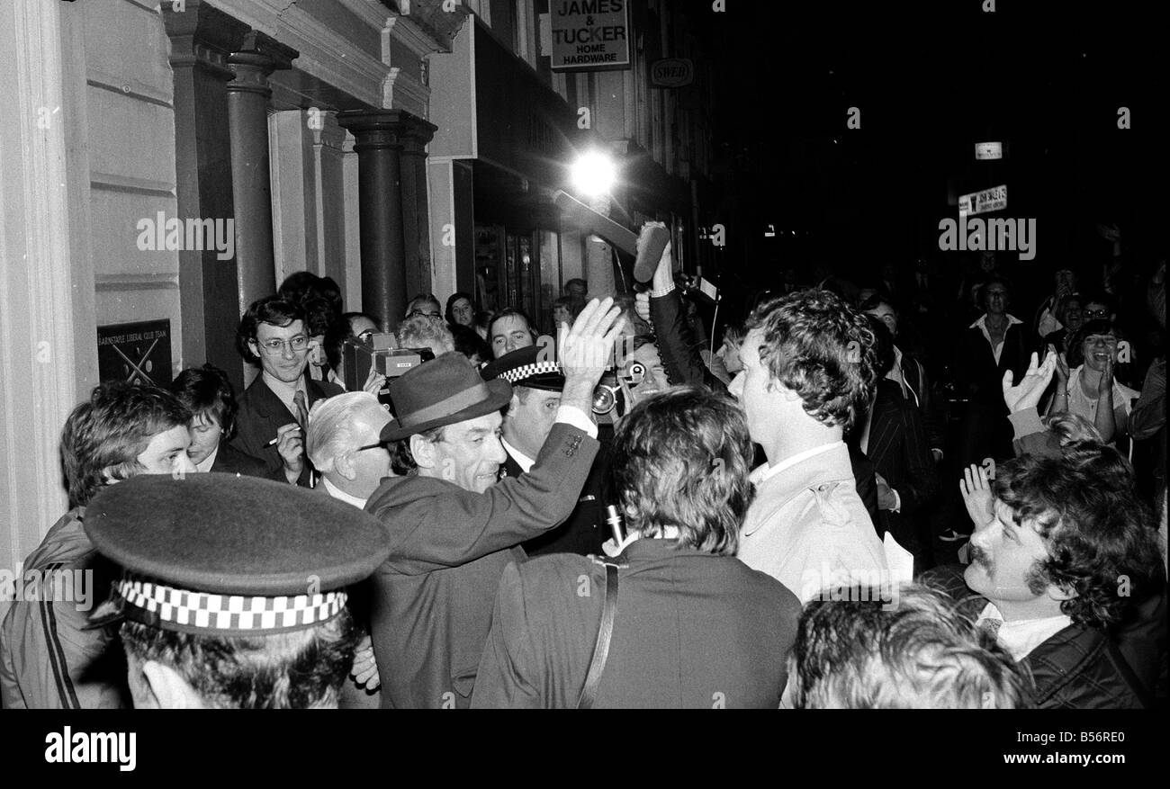 Liberale Parteichef Jeremy Thorpe verlassen seiner Parteizentrale in "Barnstable,' Devon mit Polizei-Eskorte August 1978 Stockfoto