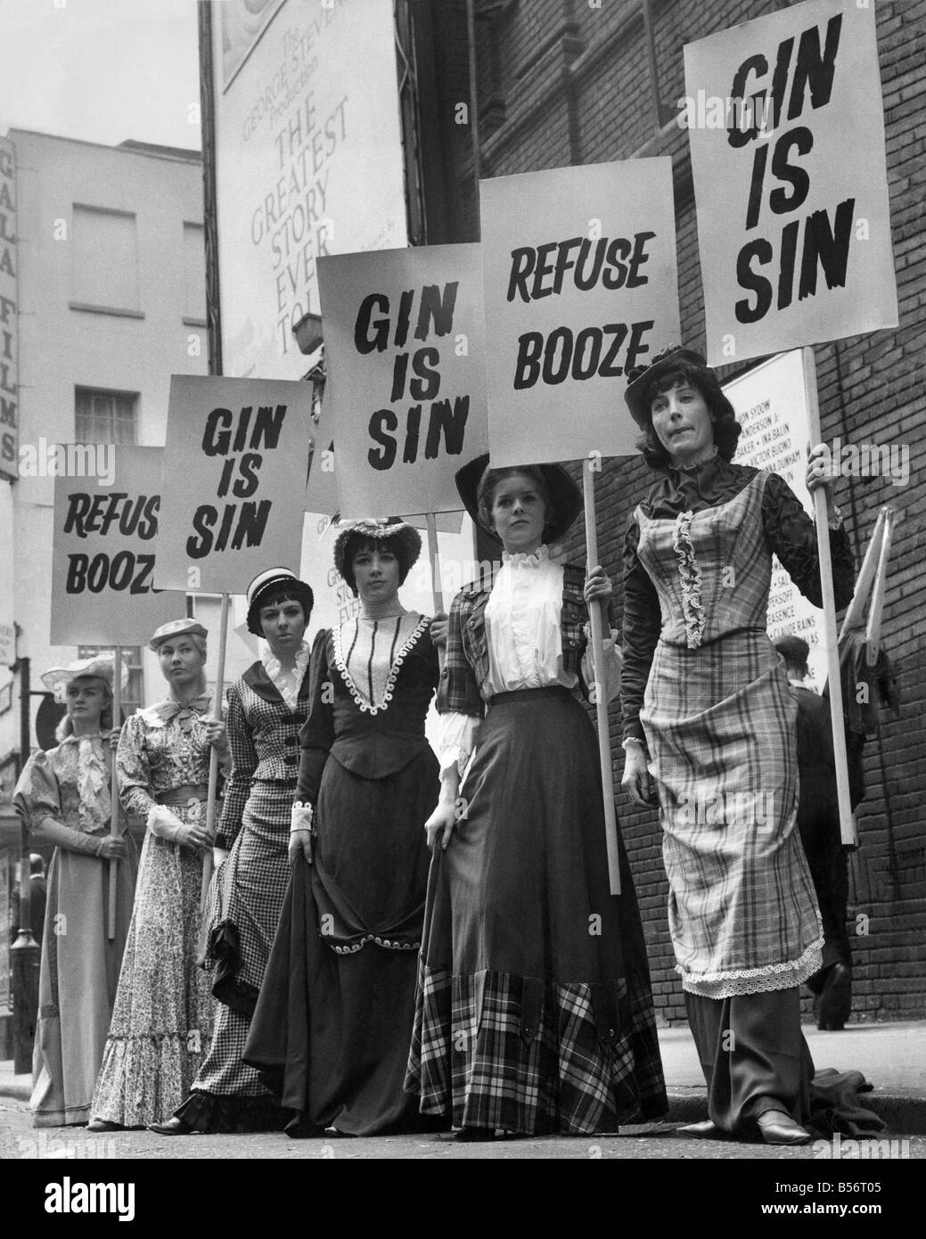 Frauen, gekleidet in historischer Kleidung Stand halten Banner protestieren gegen Alkohol. &#13; &#10; Juli 1965 &#13; &#10; P010053 Stockfoto
