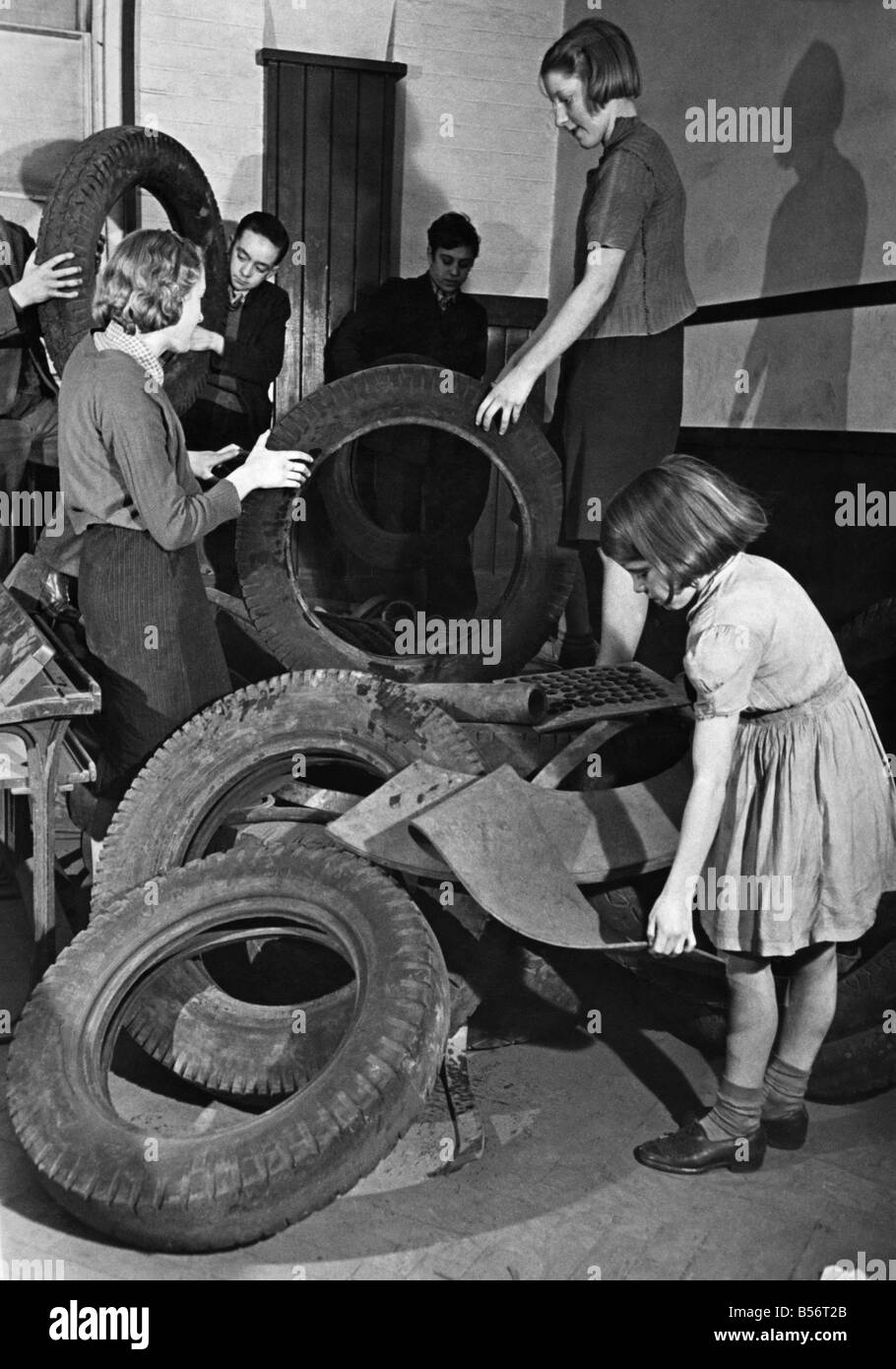 Kinder von Abbey Lane Schule Stratford, überprüfen Sie eine Sammlung von alten Kautschuk hauptsächlich aus diesem Bach geborgen und Fluss in der Nähe, aber sie können nicht jeder das Zeug aus dem Klassenzimmer zu entfernen. Hier ist einiges von dem Zeug wurden gestapelt beobachten entfernt werden. Dezember 1942; P010138 Stockfoto