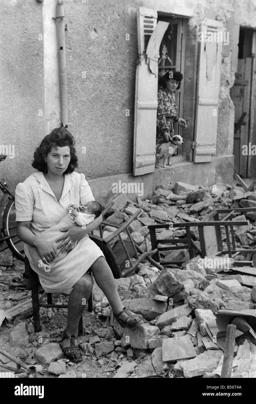 Frau Papin mit ihrem Baby auf dem Höhepunkt der alliierten Bombardierung von 'Caen,"Normandie in Nordfrankreich geboren. Juli 1944 Stockfoto