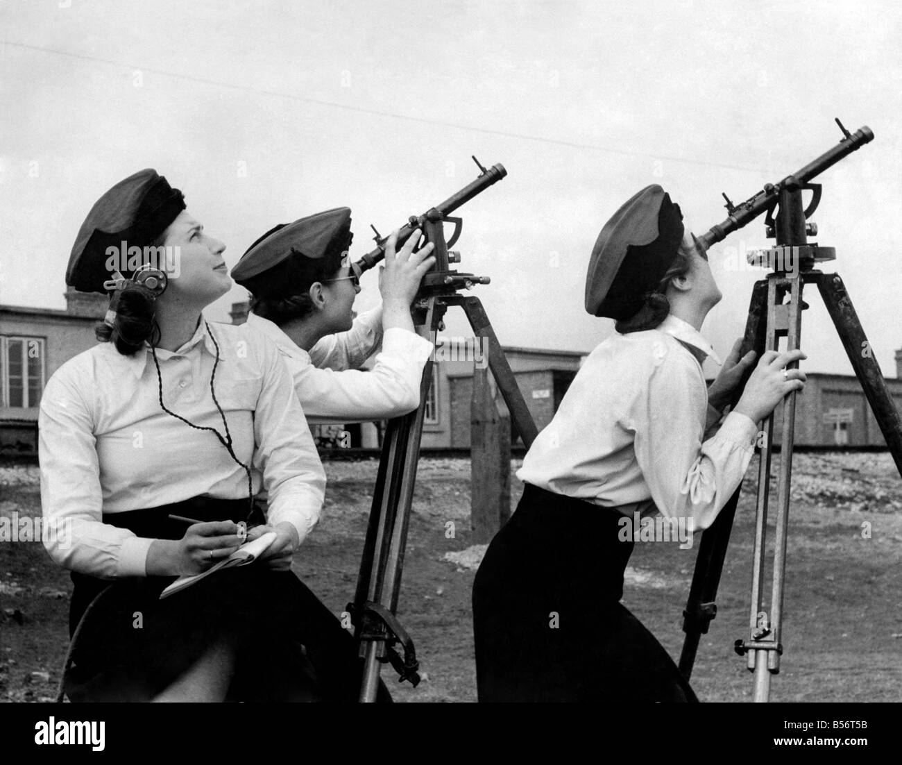 ATS-Mädchen an einem Ostküste Expermental Station. Die Mädchen sind alle Spezialisten und Grad zu halten. Woking auf Winkel Anblick Instrumente auf Schale platzt. ; März 1941; P010296 Stockfoto