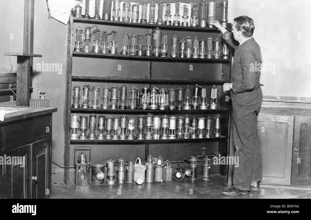 Hinzufügen einer neuen Sammlung von alten und neuen Bergleute-Lampen, die für pädagogische Zwecke am Armstrong College in Newcastle durchgeführt wird Stockfoto