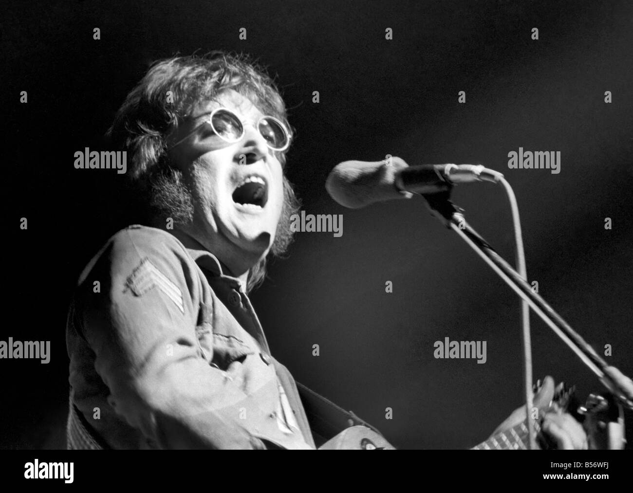 John Lennon und Yoko Ono im Benefiz-Konzert in New York. August 1972 72-8526-003 Stockfoto