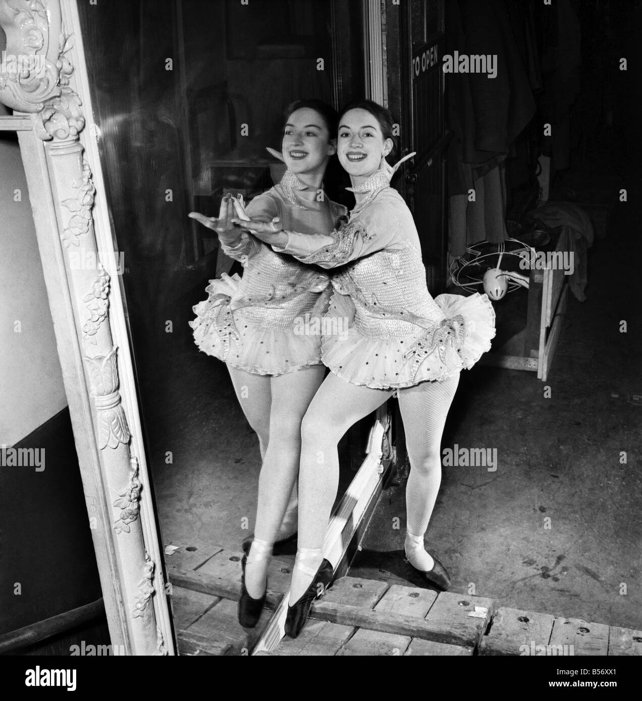 Sie ist auf ihrem eigenen ist es kein Duo, sie sind keine Zwillinge, es ist nur ein wenig 17 Jahre altes Mädchen alles auf eigene Faust. Aber sie hat es bis jetzt sehr gut geschafft. In ihr erstes professionelles Engagement im Theater hat sie einen Job in der Pantomime im London Palladium geschafft. Sie hat nur die Sadlers Wells Ballet School verließ, sie ein Stipendium von der Royal Academy of Dancing gewann. Ihr Name ist Judy Monitz von Wembley, London. Dezember 1953 D7645-002 Stockfoto