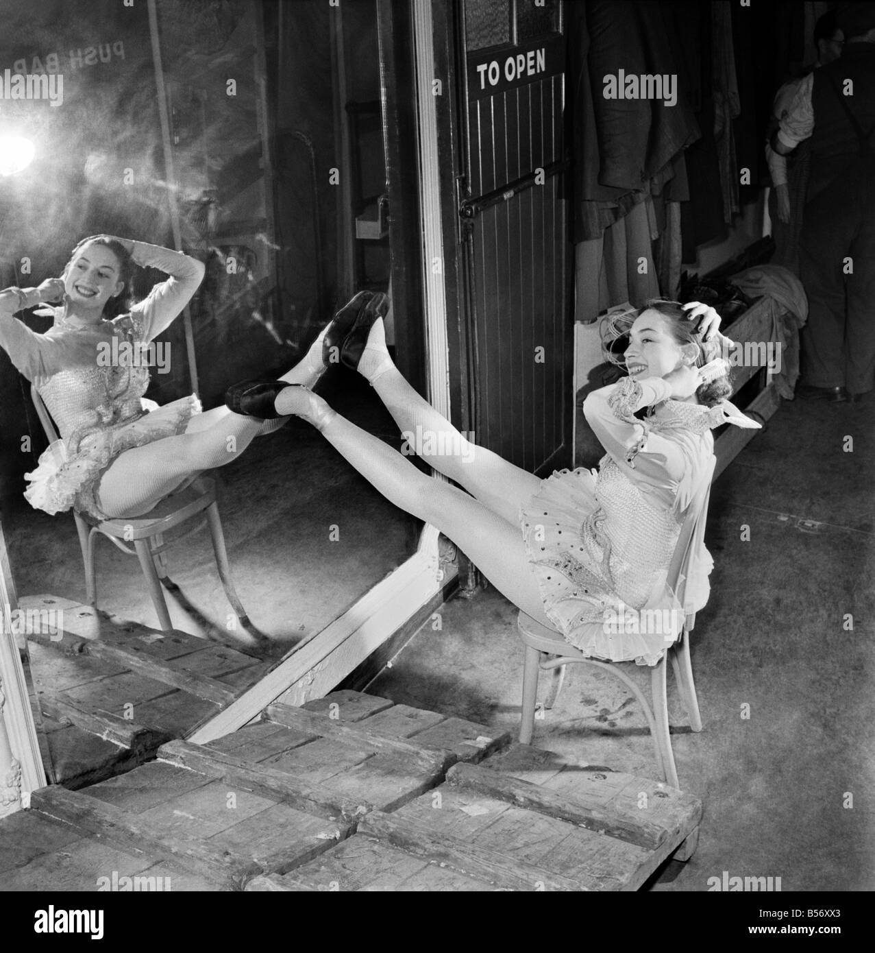 Sie ist auf ihrem eigenen ist es kein Duo, sie sind keine Zwillinge, es ist nur ein wenig 17 Jahre altes Mädchen alles auf eigene Faust. Aber sie hat es bis jetzt sehr gut geschafft. In ihr erstes professionelles Engagement im Theater hat sie einen Job in der Pantomime im London Palladium geschafft. Sie hat nur die Sadlers Wells Ballet School verließ, sie ein Stipendium von der Royal Academy of Dancing gewann. Ihr Name ist Judy Monitz von Wembley, London. Dezember 1953 D7645 Stockfoto