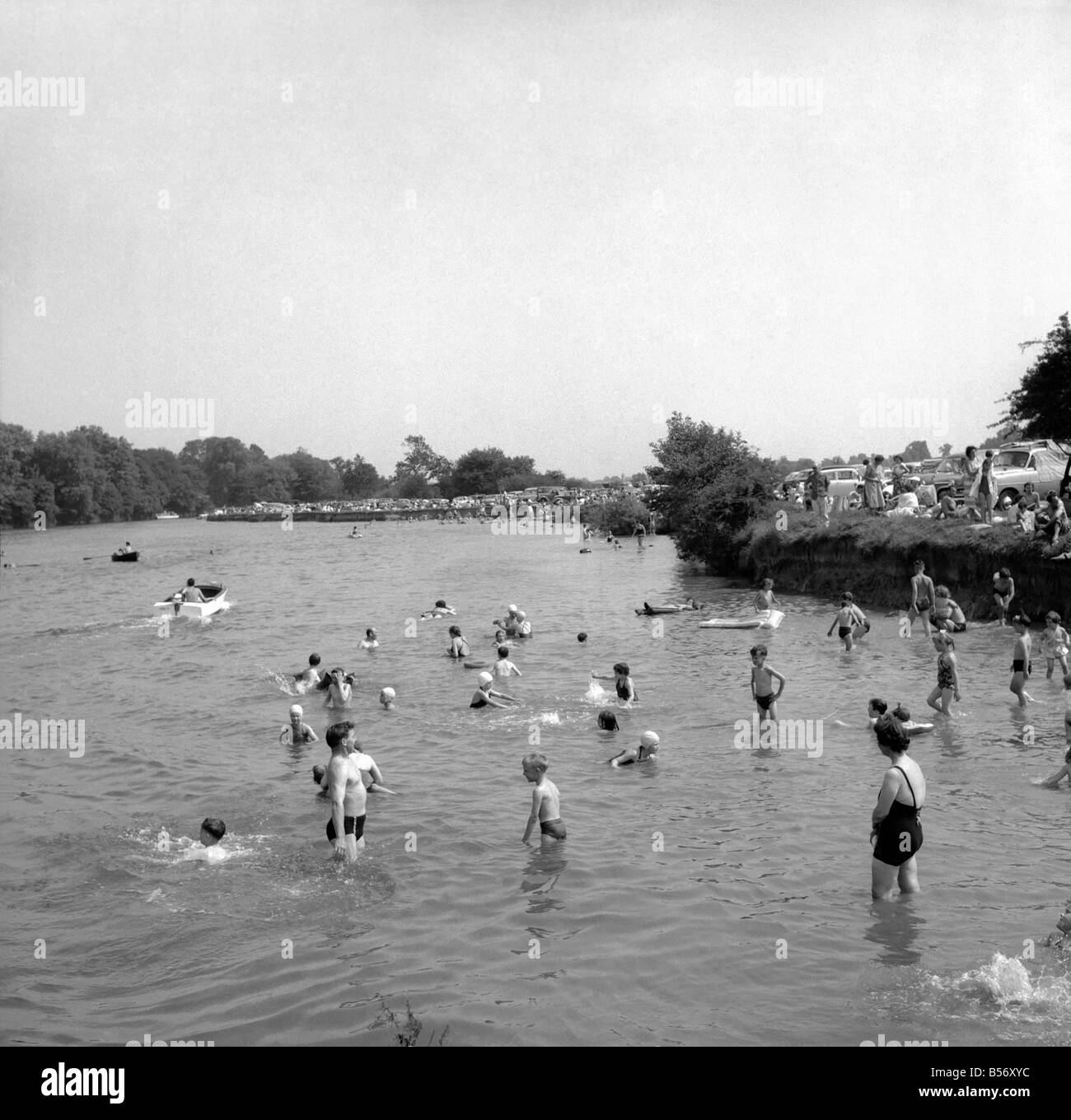 Das heiße Wetter über die Whit holte Sonntag der Tagesausflügler an der Themse bei Runneymede. Wo die Abenteuerlustigen nahm ein Bad im Fluss um sich abzukühlen... Juni 1960 M4321 Stockfoto