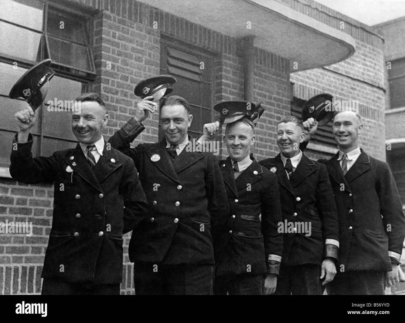 Familie Bus Crews der Nord-Flotte. Links nach rechts. Herr John Cox, Herr James Nolan, Herr Fred Annal, Herr Walter Coole und William Reader. Mai 1944-P010122 Stockfoto