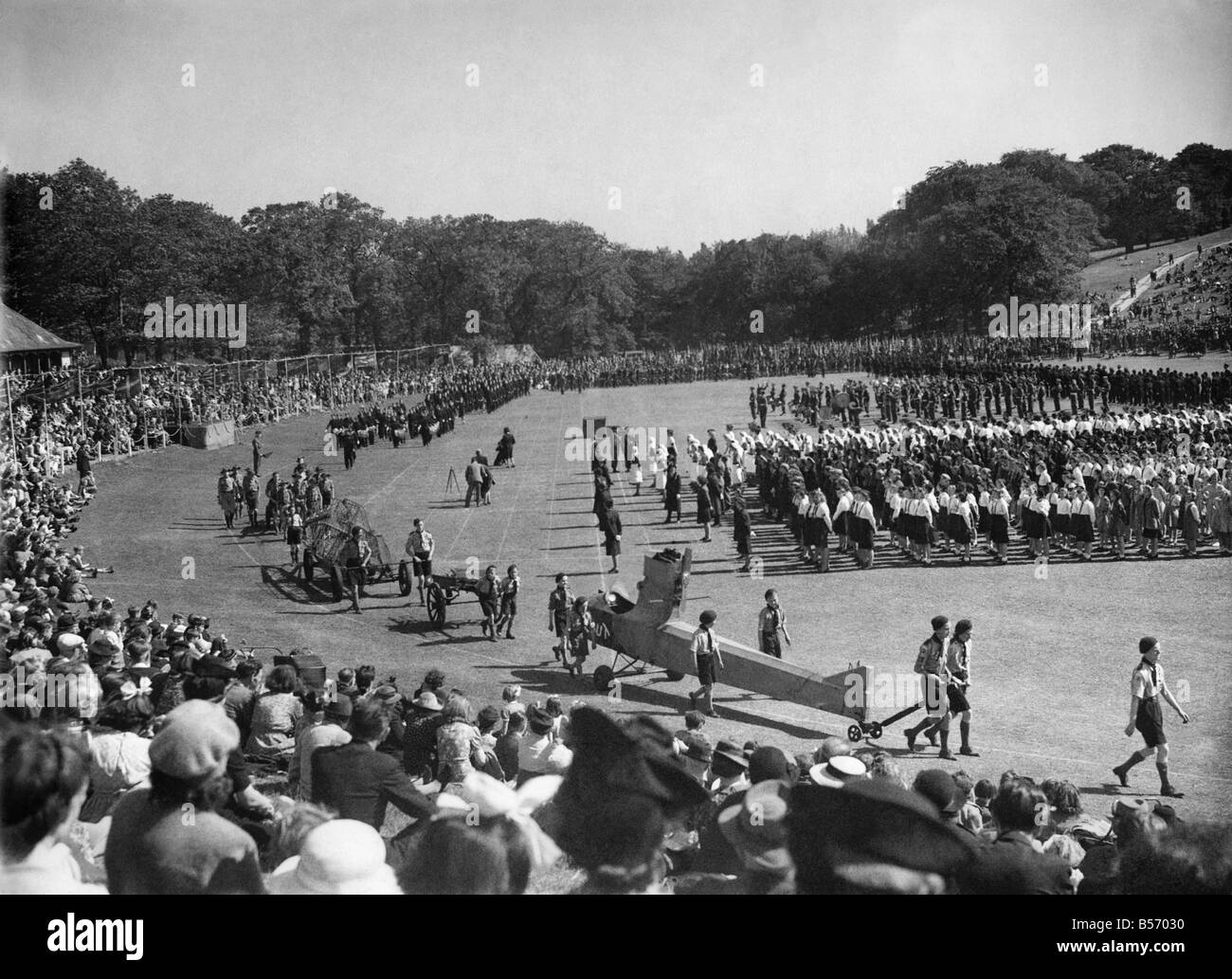 Dem zweiten Weltkrieg. Der März Vergangenheit und allgemeine Anzeigen der Versammlung des Air Cadets. Im Vordergrund ist ein Flugzeug für die Ausbildung von A verwendet Stockfoto