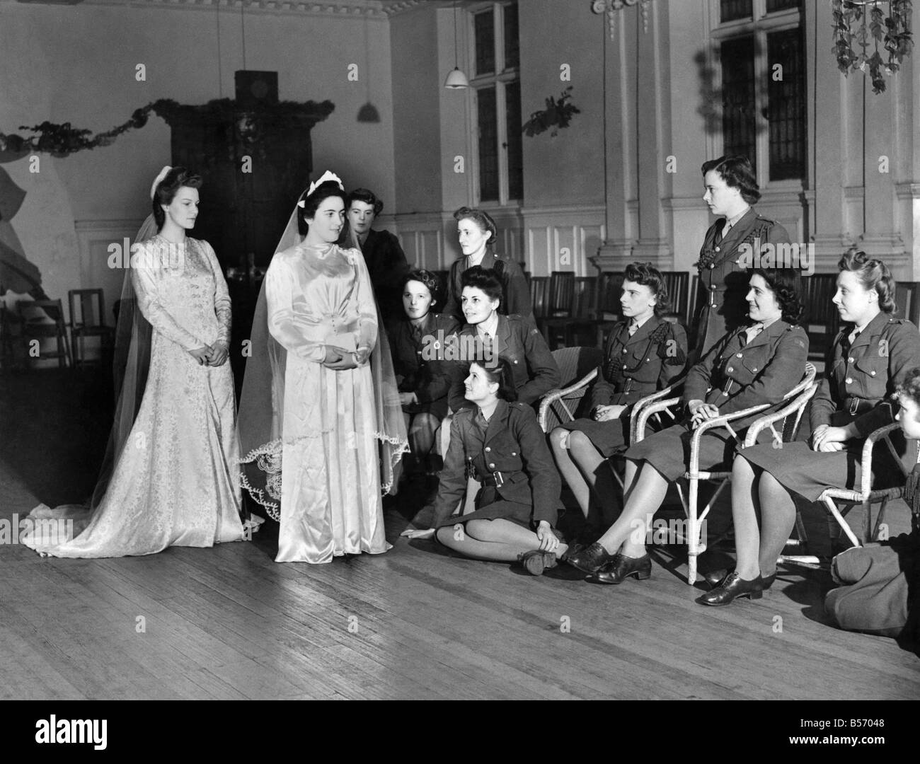 Dem zweiten Weltkrieg Frauen: Zwei A.T.S Mädchen Brautkleider in einer Herberge A.T.S ausprobieren... Januar 1944 P010165 Stockfoto