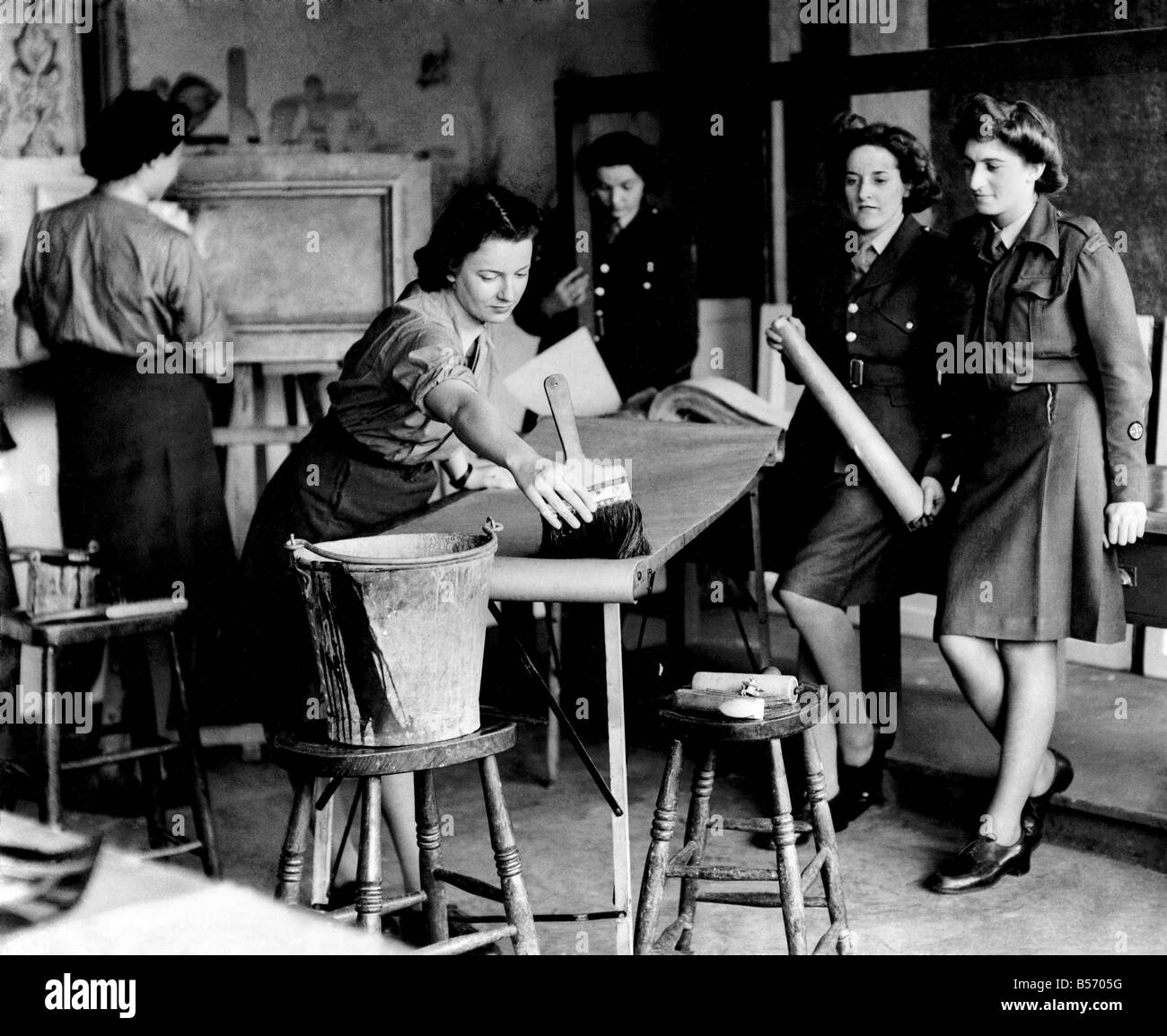 Zweiter Weltkrieg: Frauen A.T.S ausgebildet als Maler und Dekorateur. Ausbildung zum Einfügen und hängen Tapete hier gesehen. September 1945 Stockfoto