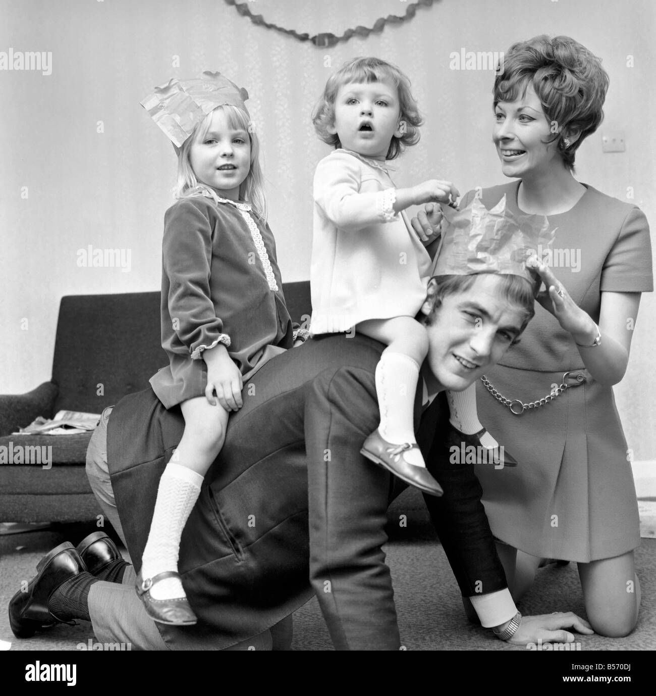 Sport: Fußball: Ron Davies Southampton Mittelstürmer, feiert Weihnachten früh. Sylvia Ron mit seiner Frau und Töchter, Karen (vier) und Nicola (19 Monate). Dezember 1969 Z12356 Stockfoto